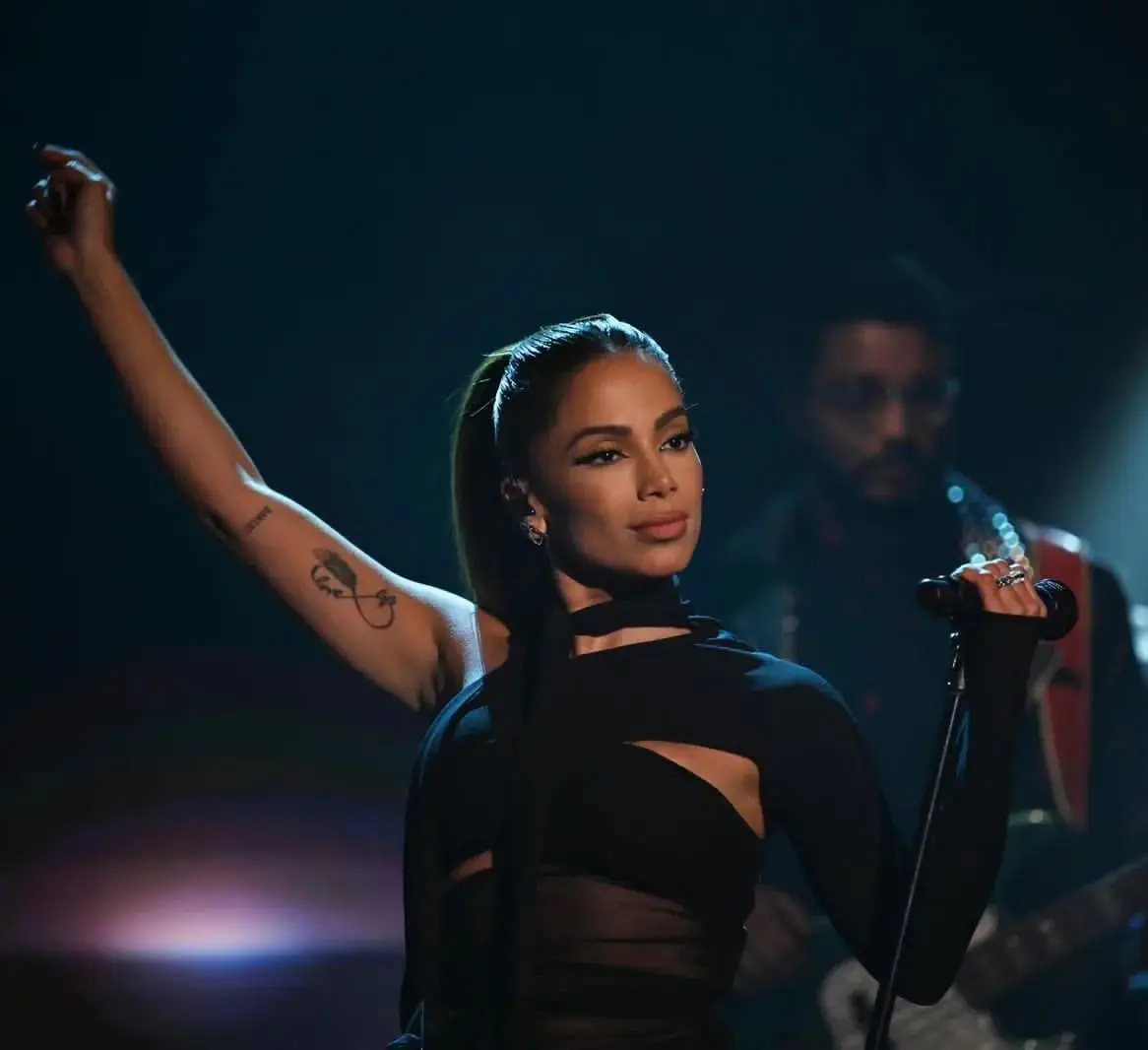 Depois de uns copos Anitta corta o cabelo acima dos ombros… e arrepende-se!
