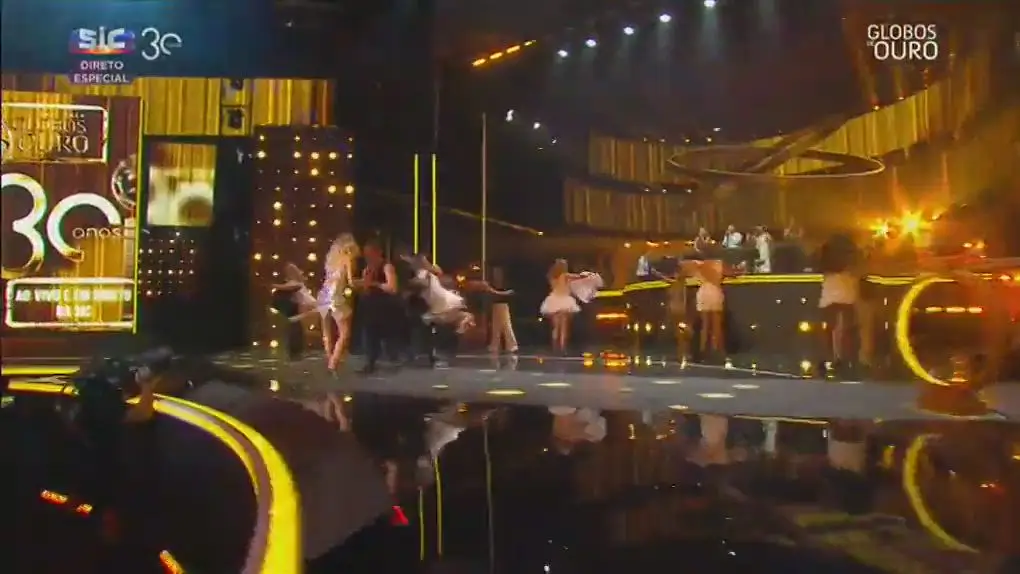 “Let me entertain you” – A surpreendente abertura da XXVI Gala dos Globos de Ouro