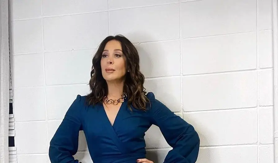 Grávida aos 55 anos, Cláudia Raia exibe ‘barrigão’ em vestido ousado