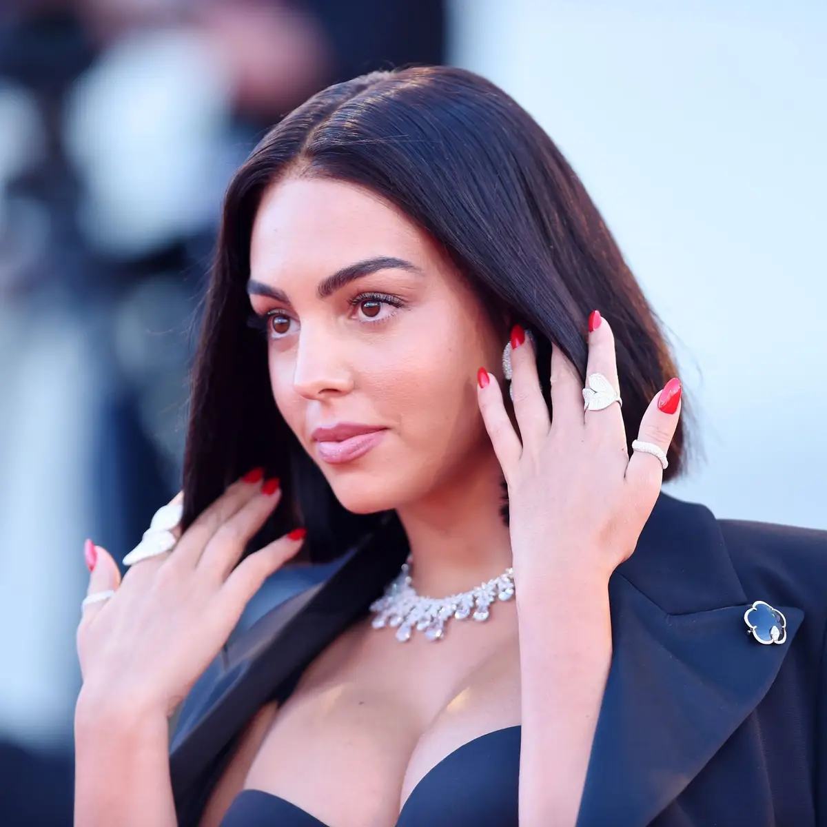 Look com estampado de notas de Georgina Rodríguez gera críticas: “Onde  deixaste a elegância?” - SIC