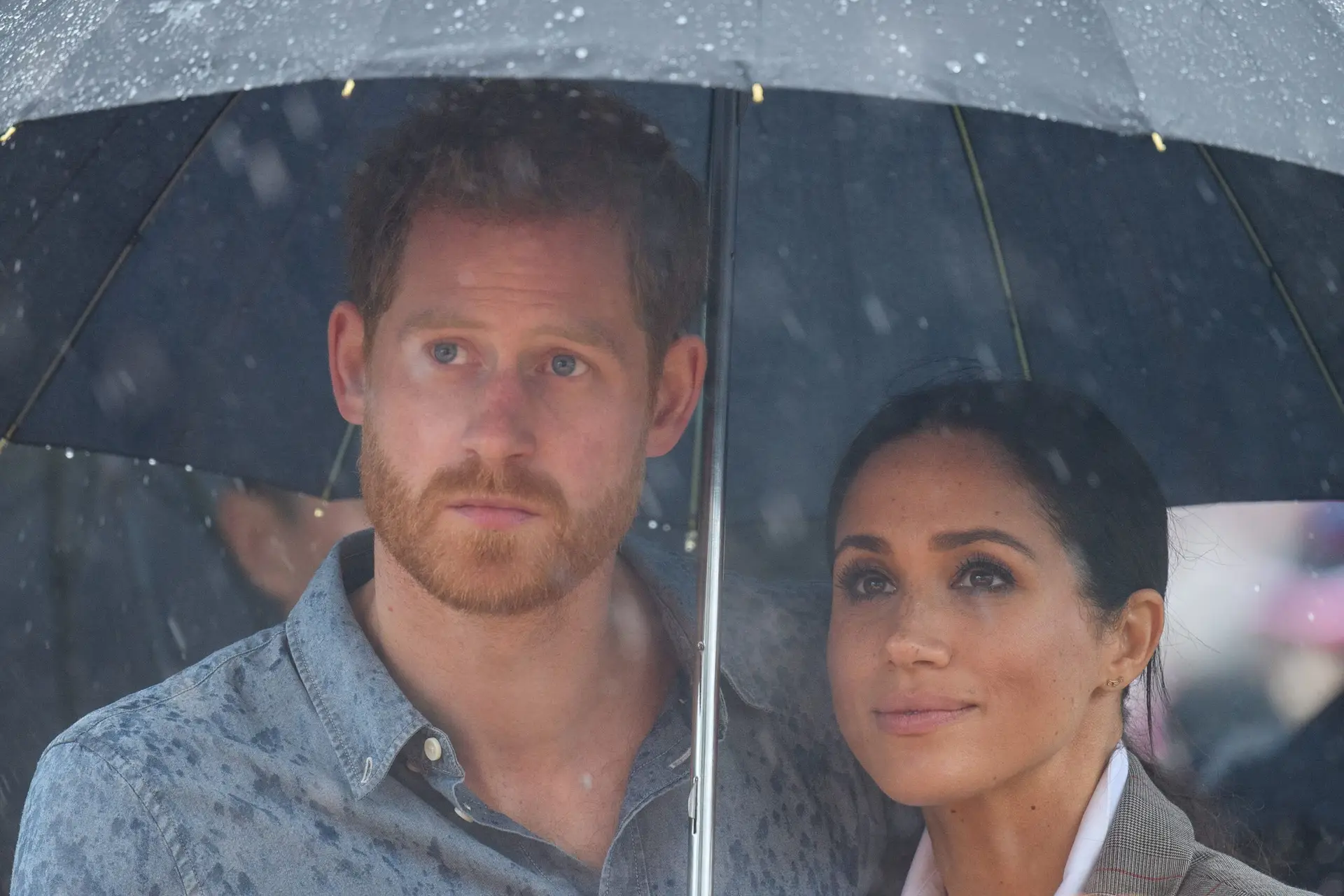 DUBBO, AUSTRALIA – OCTOBER 17: (NO UK SALES FOR 28 DAYS) Prince Harry, Duke of Sussex and Meghan, Duchess of Sussex visit Victoria Park on October 17, 2018 in Dubbo, Australia. The Duke and Duchess of Sussex are on their official 16-day Autumn tour visiting cities in Australia, Fiji, Tonga and New Zealand. (Photo by Pool/Samir Hussein/WireImage)