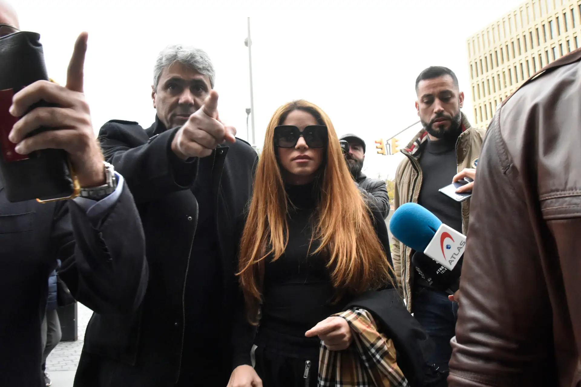 BARCELONA, SPAIN – DECEMBER 01: Shakira on her arrival at Barcelona’s Court of First Instance and Family Court No. 18 with her brother Tonino to ratify the separation lawsuit and the agreement on the custody of their children, December 1, 2022, in Barcelona, Spain. (Photo By David Oller/Europa Press via Getty Images)
