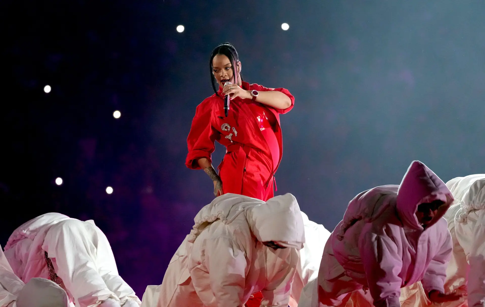 Afinal havia mais um português ao lado de Rihanna no Super Bowl - SIC