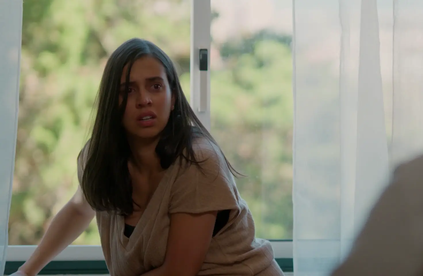 Resumo de ‘Por Ti’: Sara foge da clínica psiquiátrica com a ajuda de Mia, Afonso e Tó