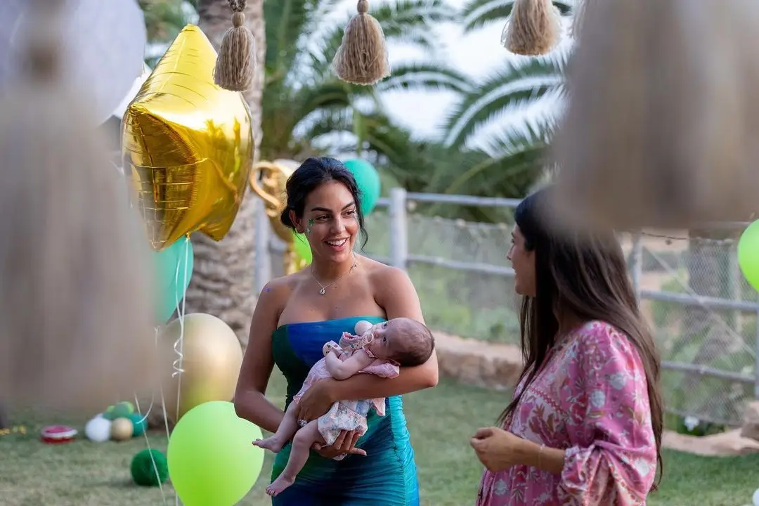 Georgina brinca com as filhas num parque infantil público: os momentos de normalidade
