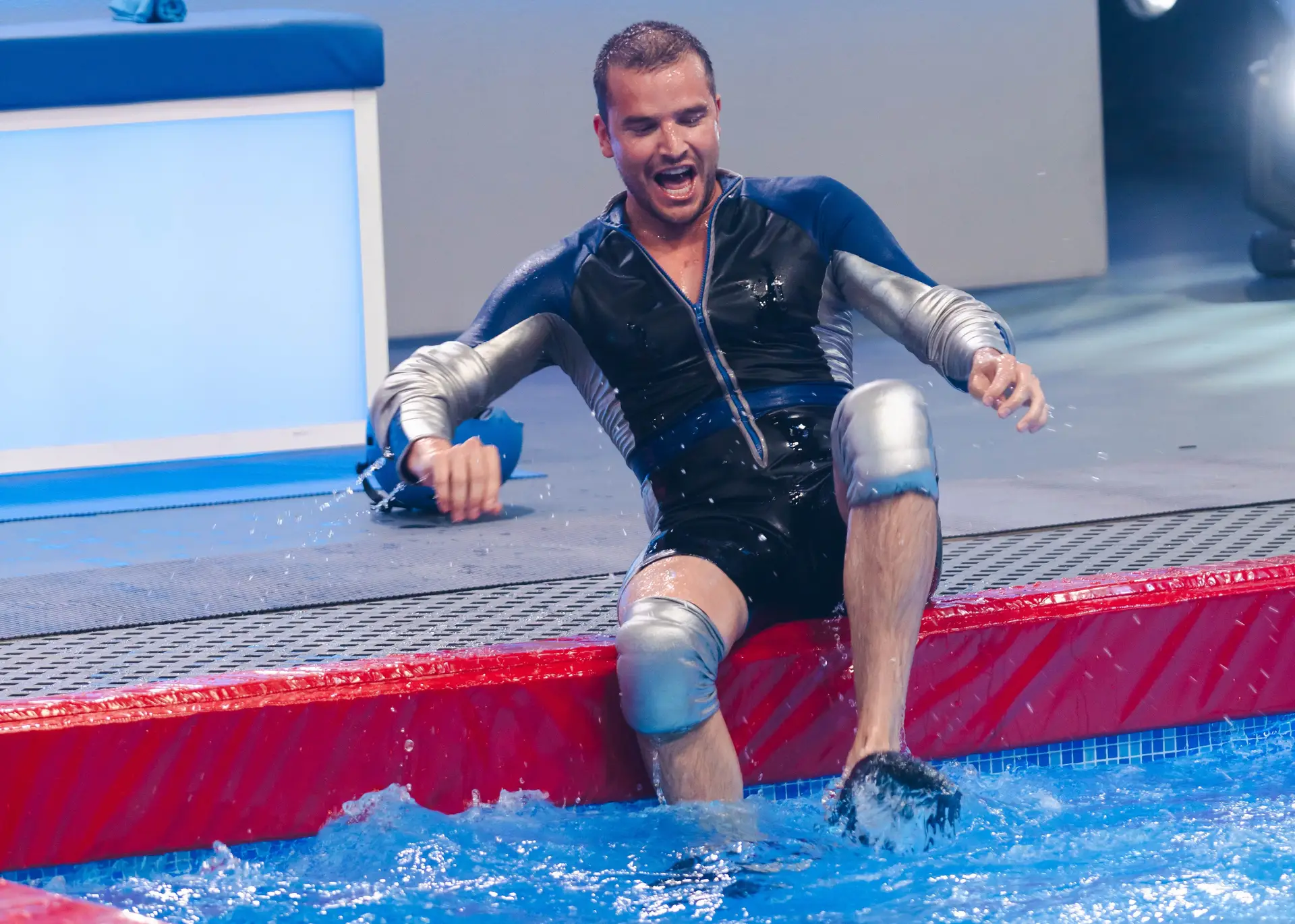 João Jesus chega e voa para a piscina em grande estilo para espanto de todos: “Sendo Jesus pensei que ele ia a andar para a água”