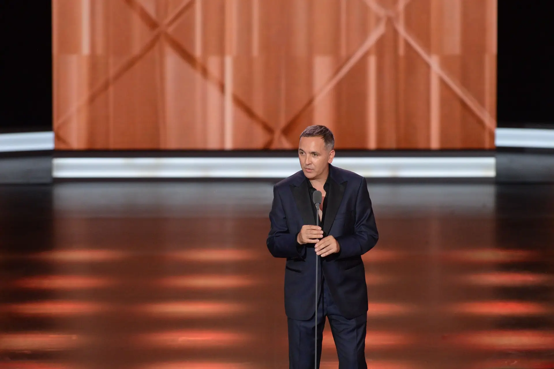 Dino Alves vence Globo de Ouro como Personalidade do Ano na categoria de Moda e dedica-o aos pais: “Onde quer que estejam estarão orgulhosos”