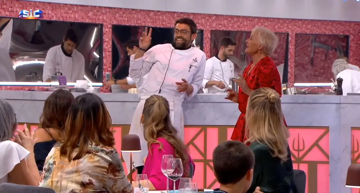 Io Appolloni surpreende convidados do Hell’s Kitchen e Diogo Amaral não resiste a provocar: “É a nossa música, todas as manhãs ela canta para mim”