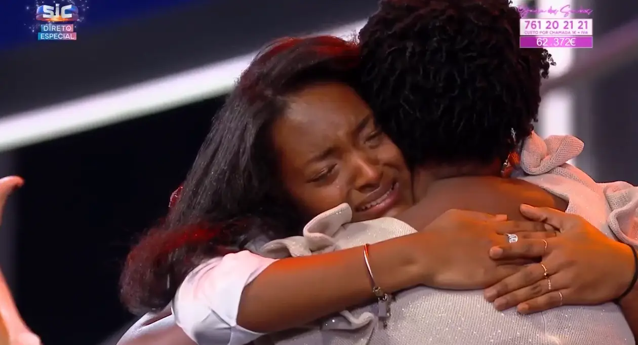 “Não tenho palavras para dizer o quanto orgulho sinto dela” — Jovem bolseira é surpreendida pela mãe, em direto, na Gala dos Sonhos