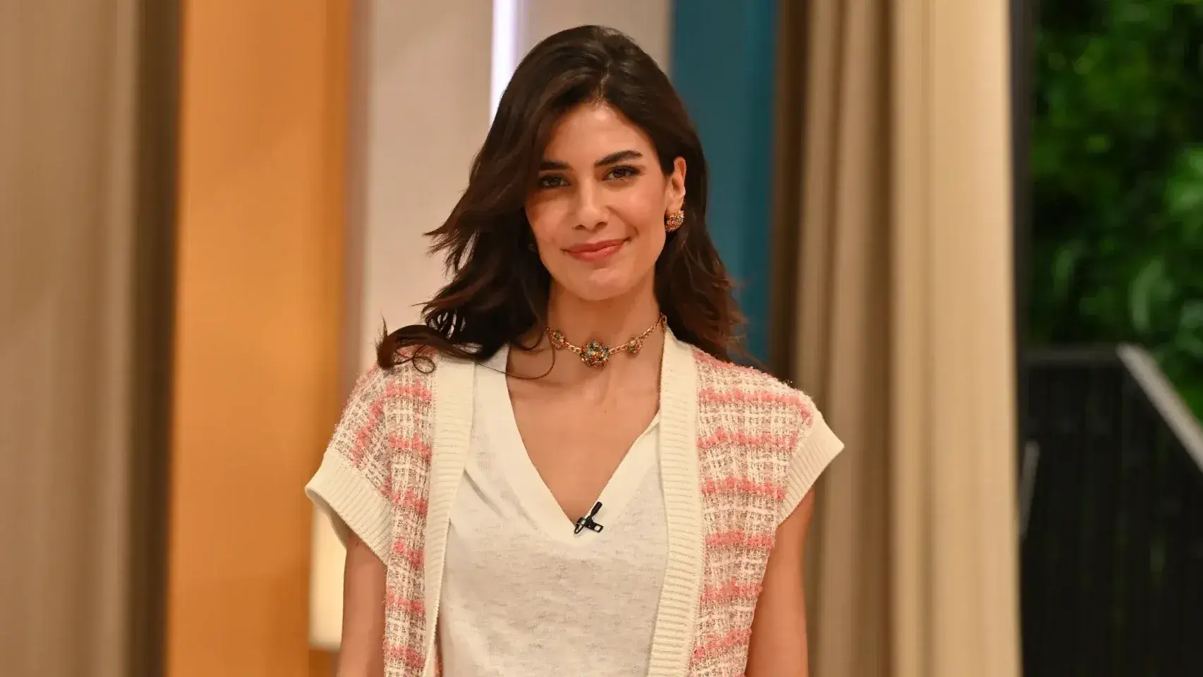 Na praia, Isabela Valadeiro e o noivo escolhem look a combinar