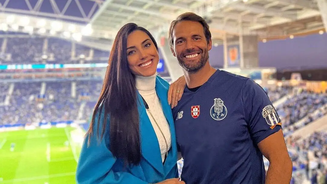 Kelly Baron pede a Pedro Guedes para vestir bebé