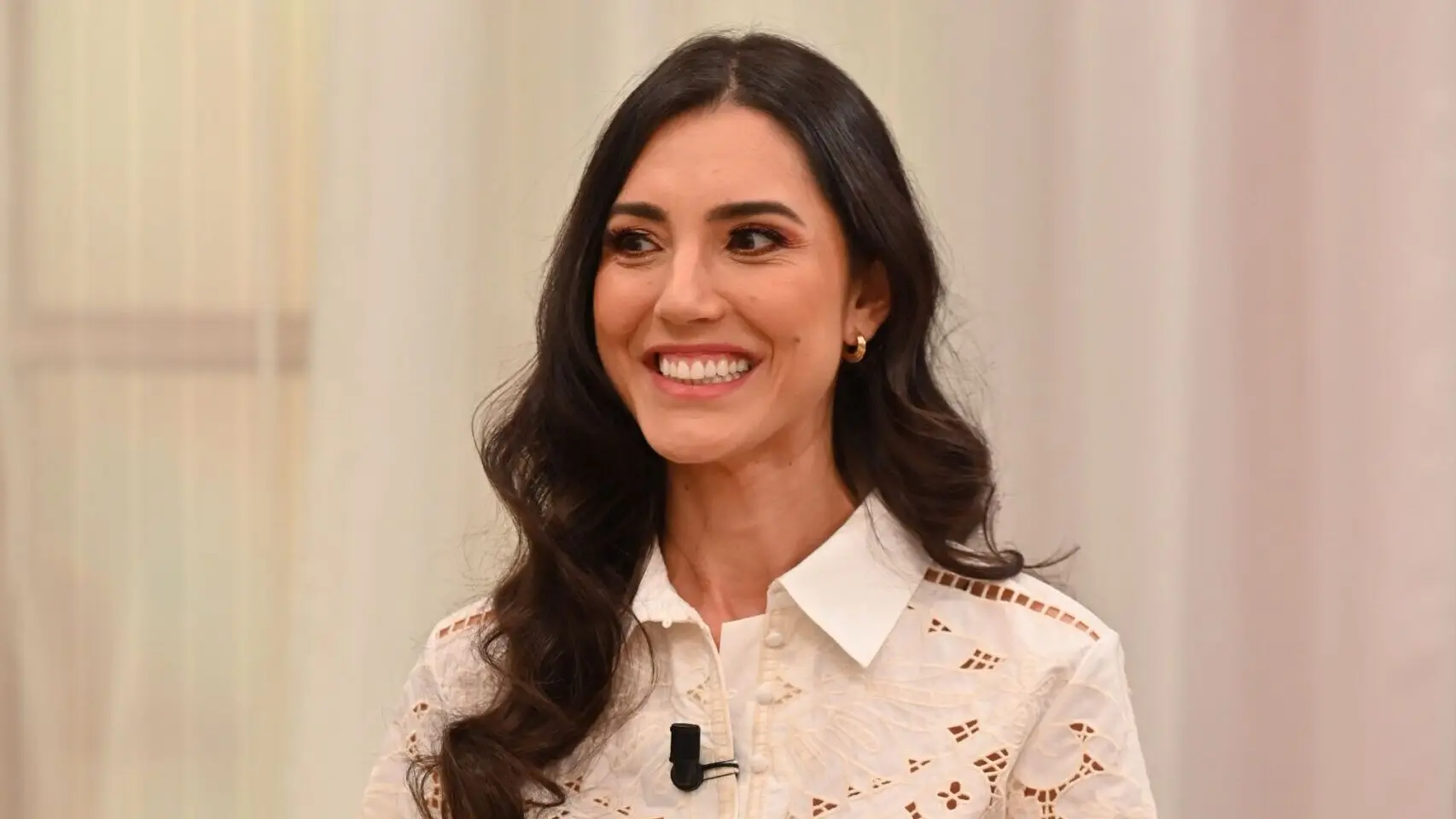 Kelly Baron dá leite materno ao sobrinho