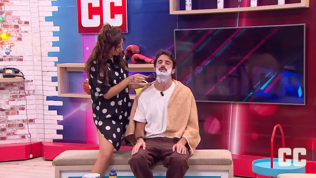 Maria faz a barba do Luís no CC