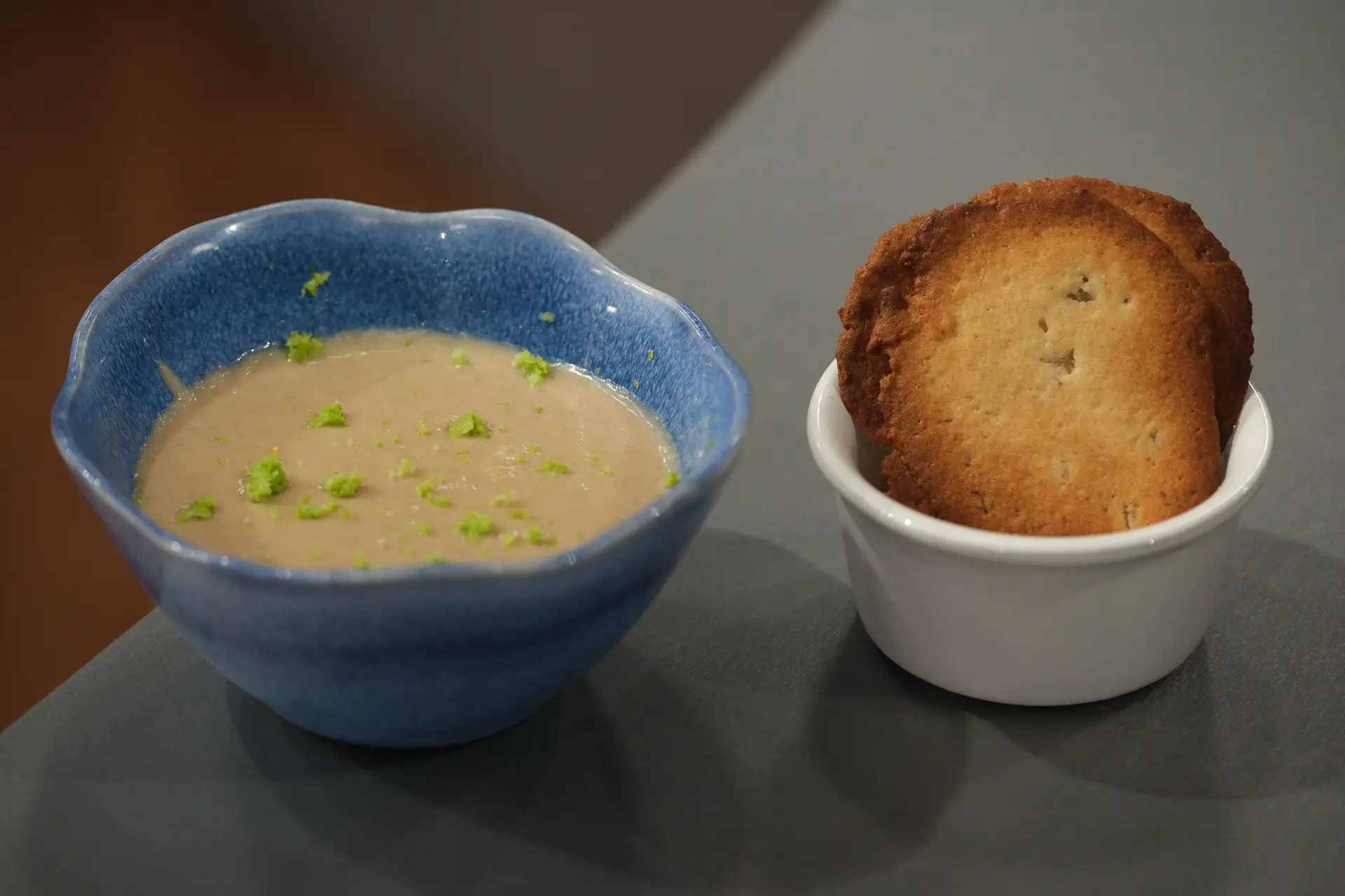 Mousse de castanha com vinho do porto e crocante por Miguel Costa. 