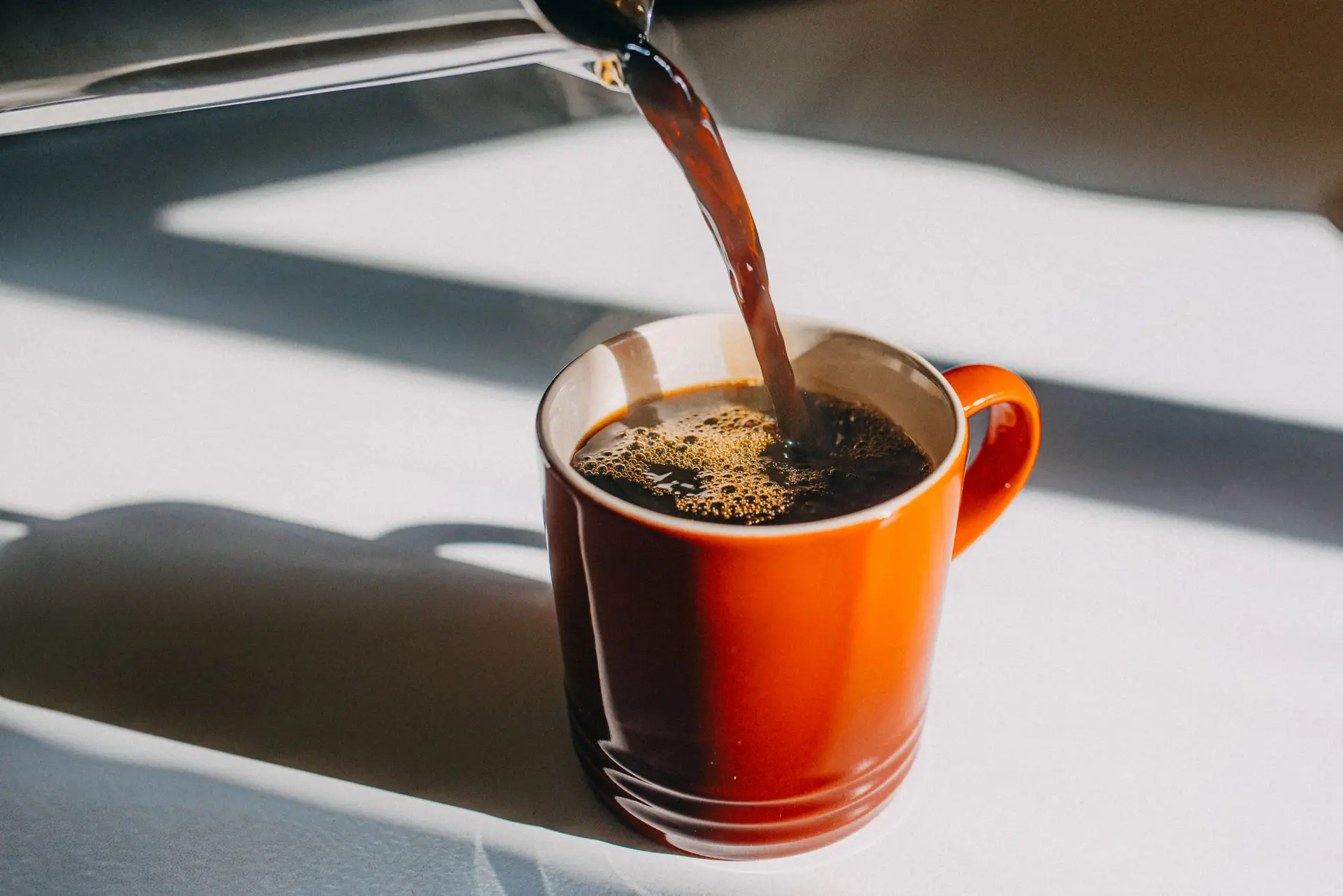Estudo revela que mulheres que bebem café vivem mais tempo — e com mais saúde