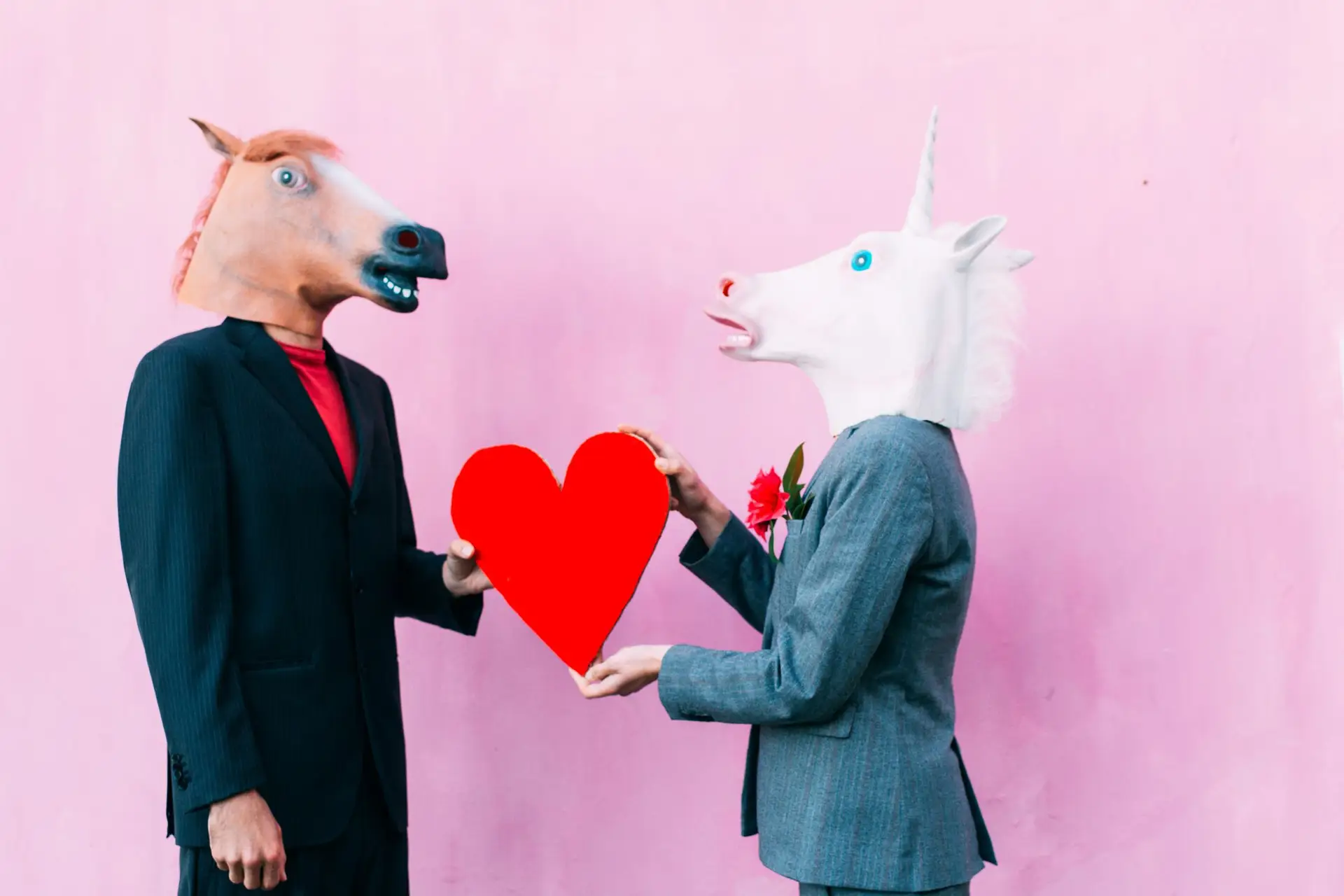 Casamentos em massa, porcos e noodles. As tradições mais bizarras no Dia  dos Namorados - SIC