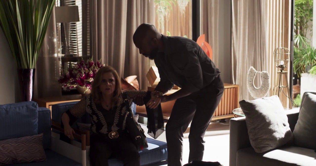 Sophia é drogada na casa de Clara: "Eu estou tonta"