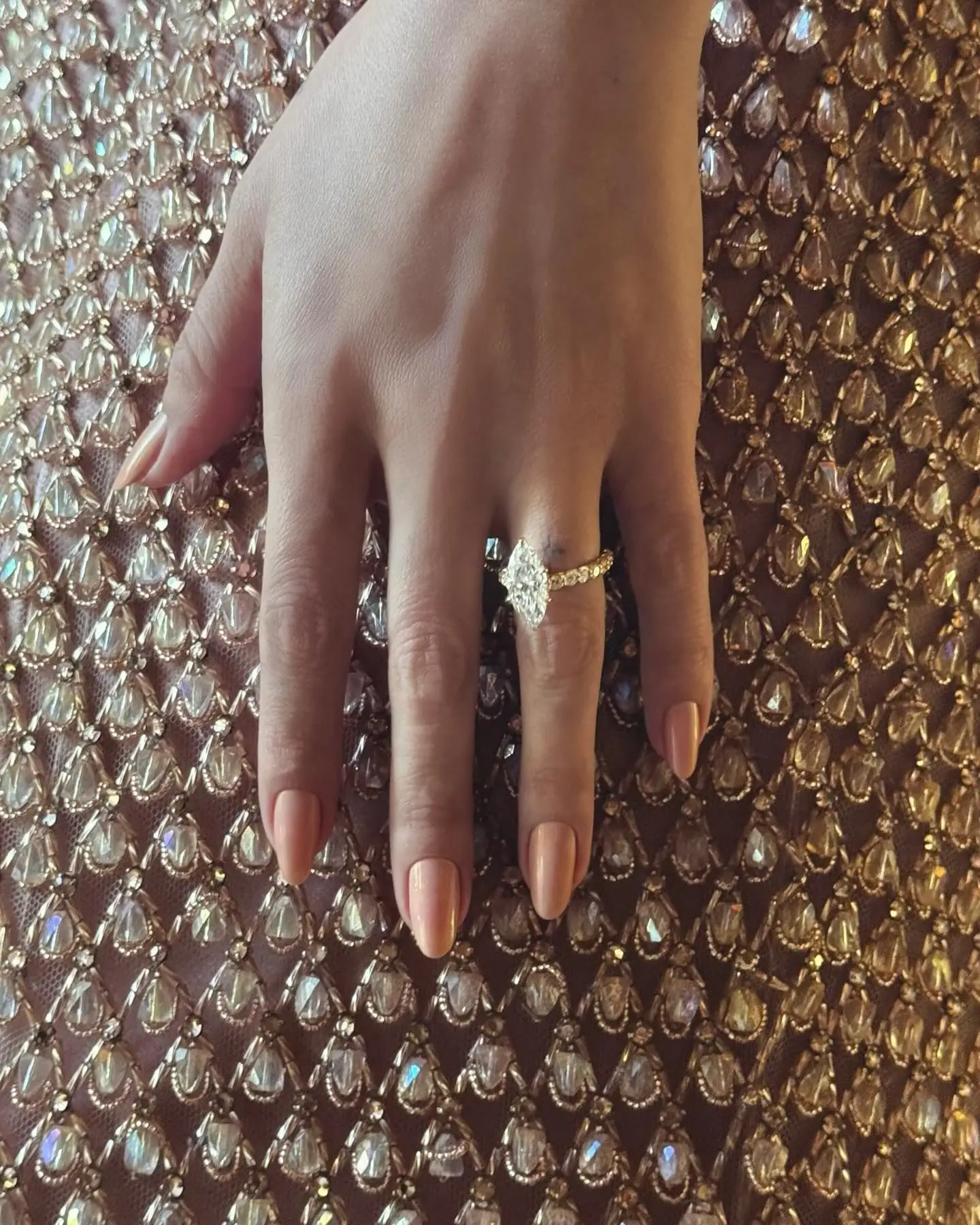 Sem ideias para as próximas unhas? Veja 15 manicuras (incríveis) de Selena Gomez