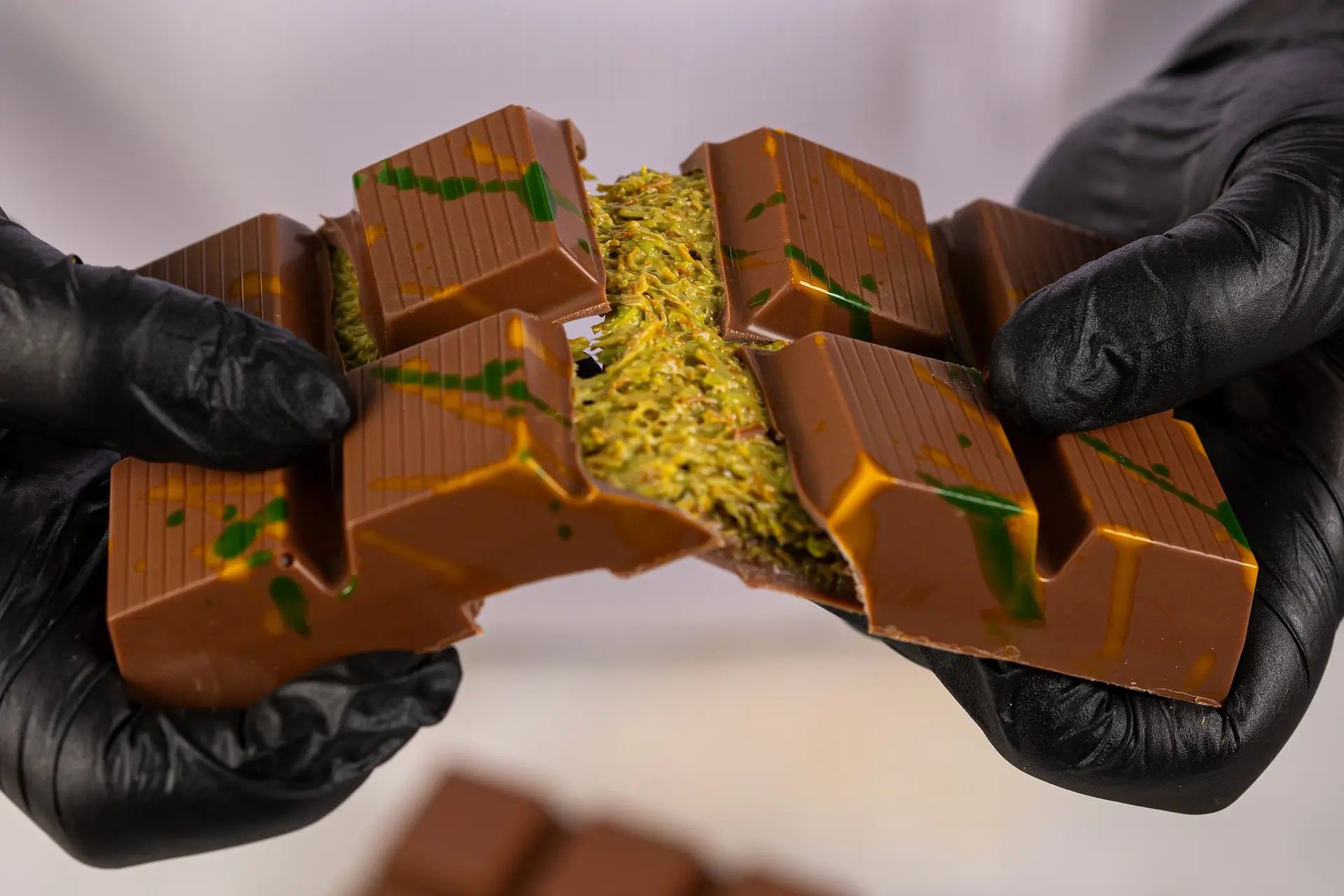 A febre do 'chocolate do Dubai'! Mulher apanhada no aeroporto com mais de 400 barras do famoso doce 