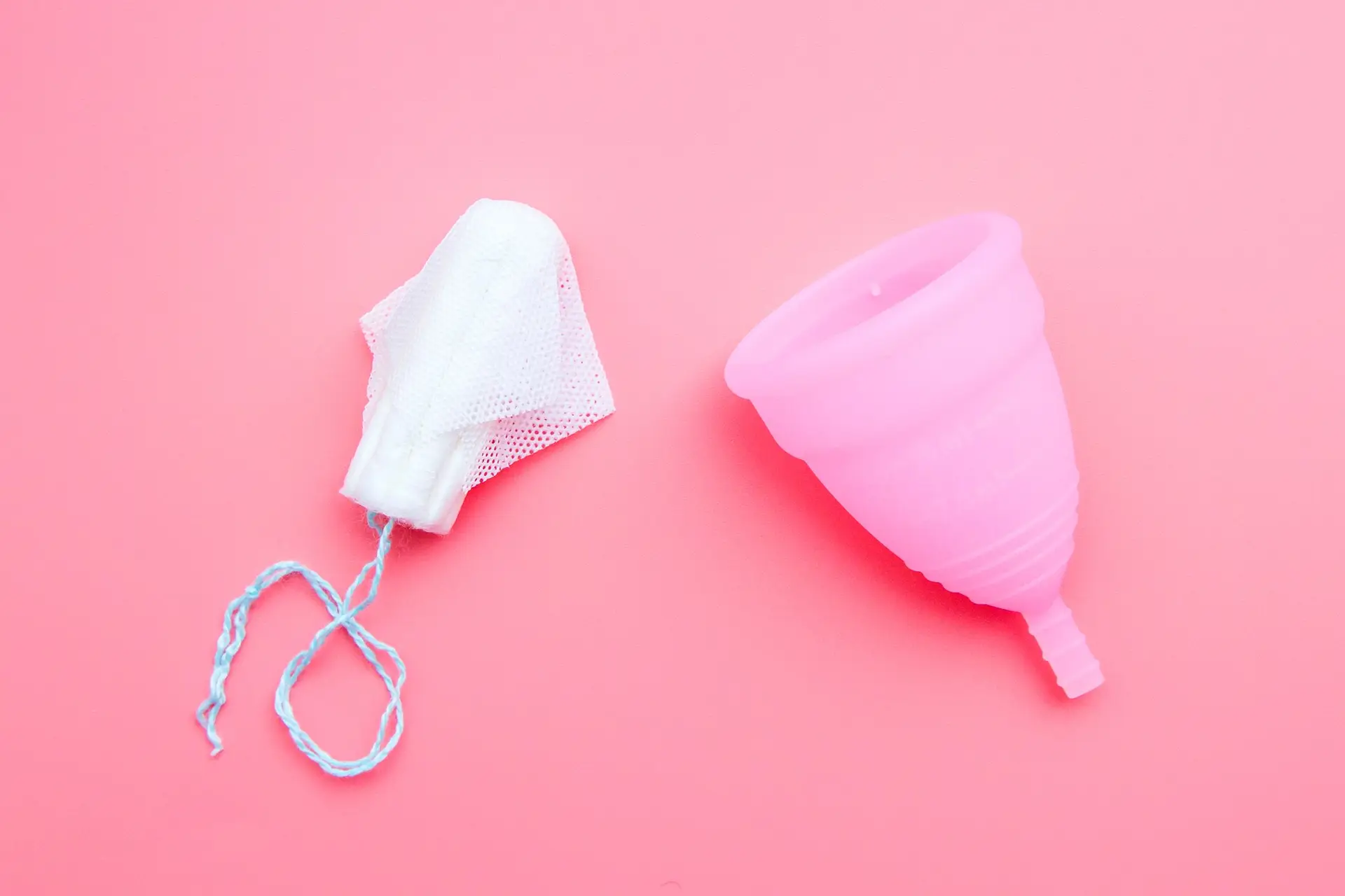 Já podem ser levantados gratuitamente produtos de higiene menstrual em escolas e centros de saúde