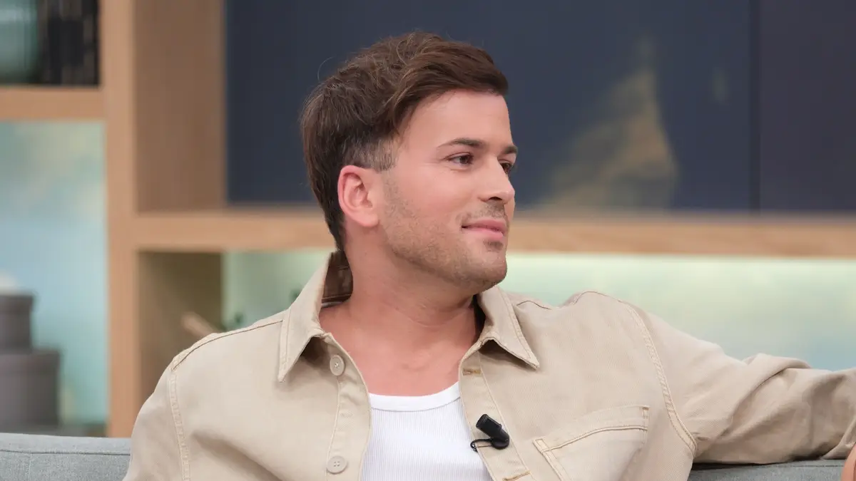 David Carreira fala sobre ciúmes e beijos técnicos de Carolina Carvalho nas novelas