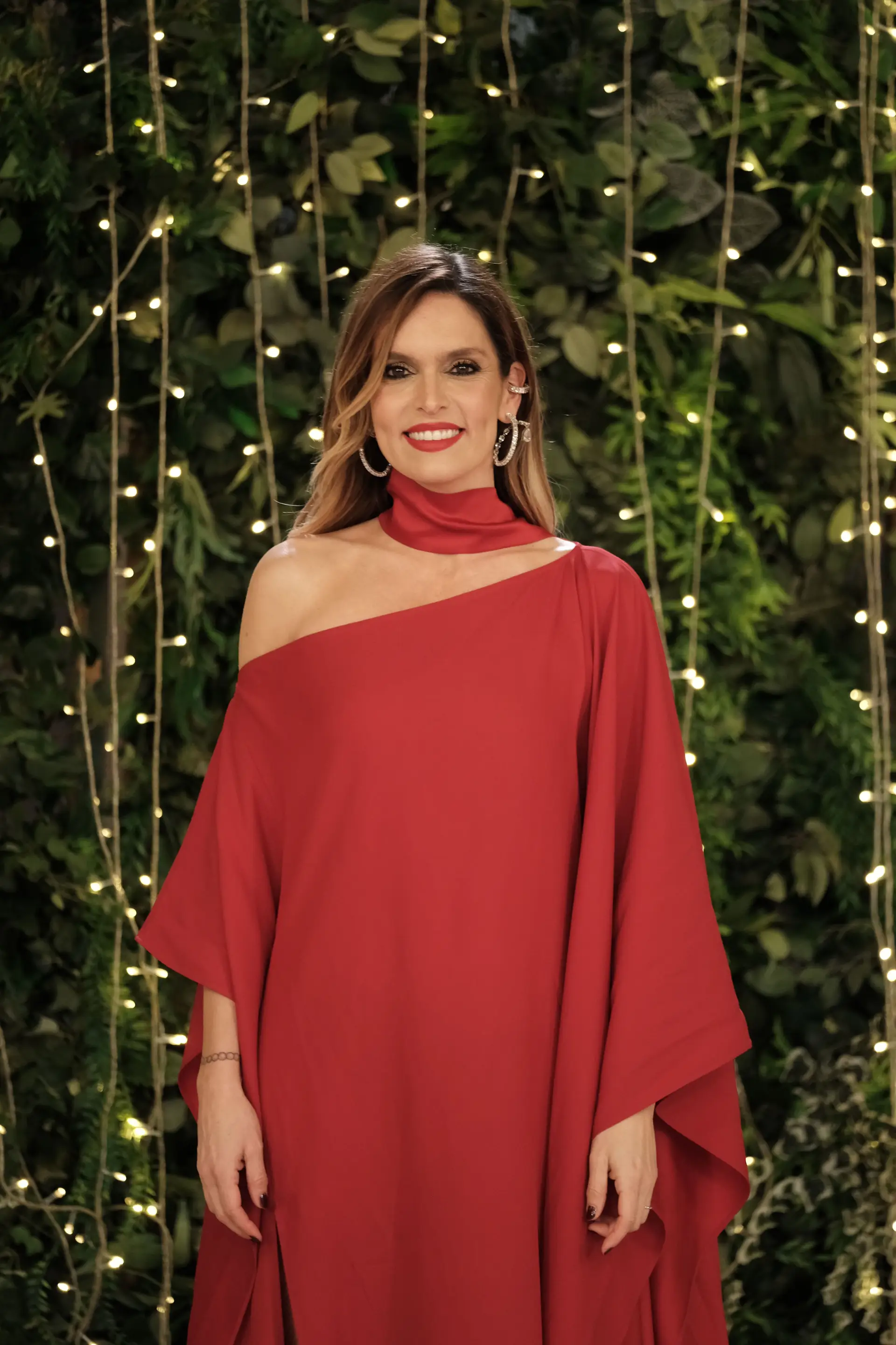 Que arraso! Diana Chaves dá nas vistas com um look vermelho, da cabeça aos pés