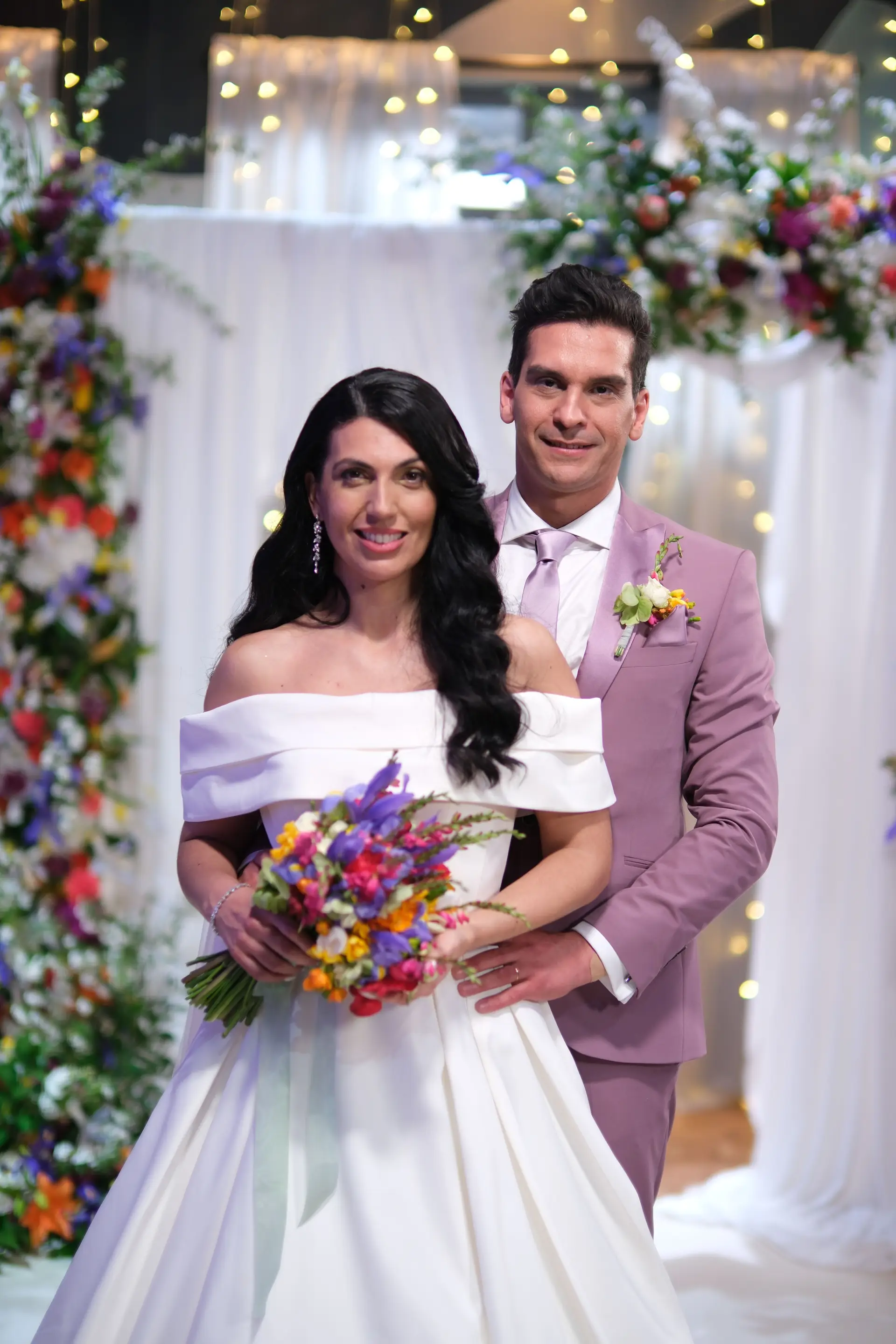Dos sorrisos de cumplicidade ao fantasma do passado. Carla e Nelson: As imagens de bastidores do casamento