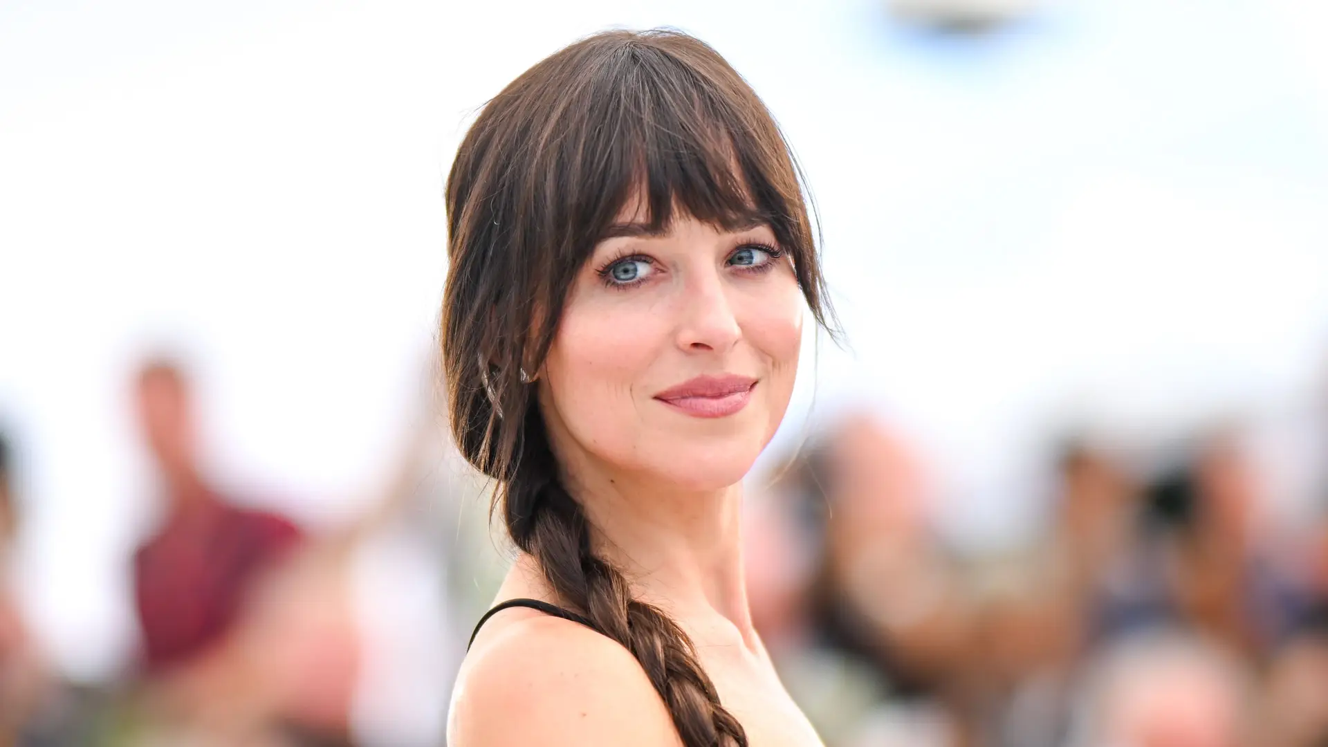 Lembra-se deste penteado? Dakota Johnson traz de volta a nostalgia para Cannes 