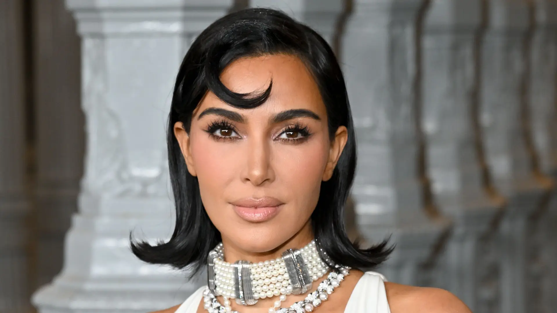 Kim Kardashian lança sutiã com piercing falso nos mamilos — e viraliza nas redes sociais