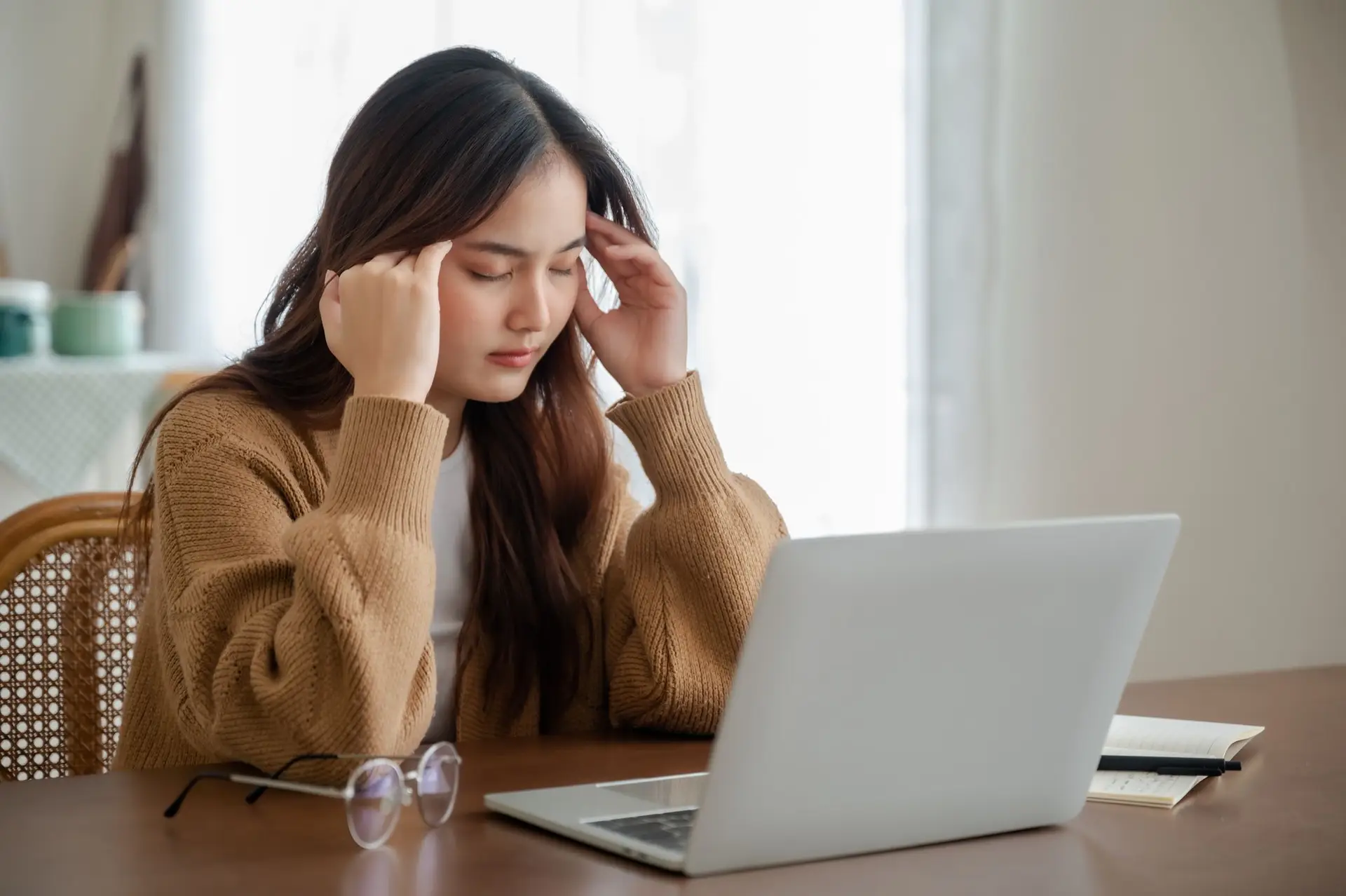 Sente desmotivação e apatia? Os sinais de que o tédio profissional está a afetar a sua saúde mental