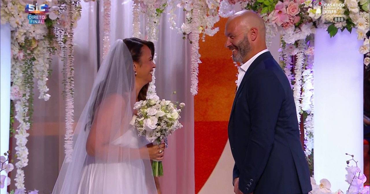 João Ricardo e Raquel surpreendem em casamento ao vivo no ‘Casados à Primeira Vista’
