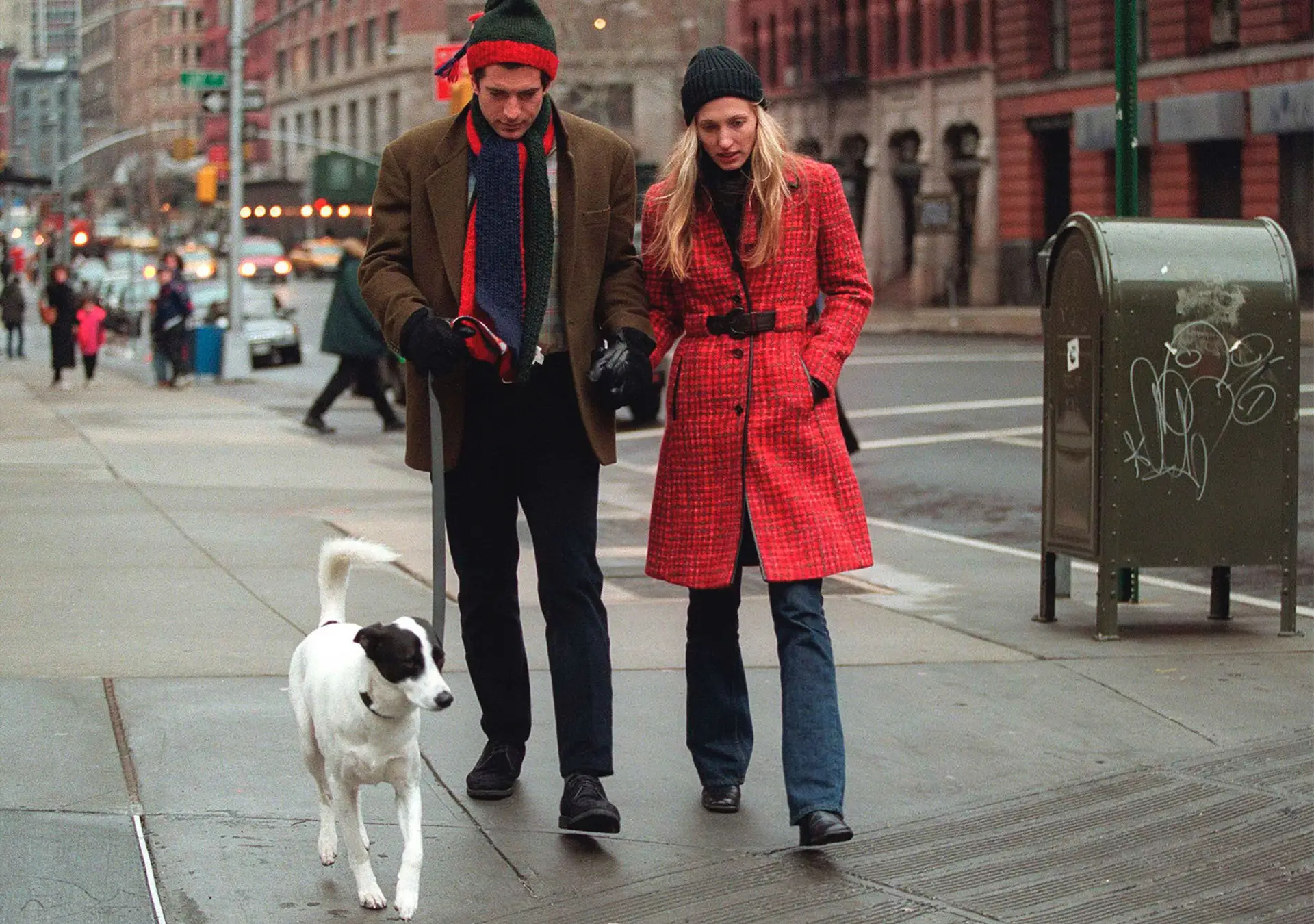O estilo refinado de Carolyn Bessette Kennedy gera polémica em nova série — Veja as imagens!