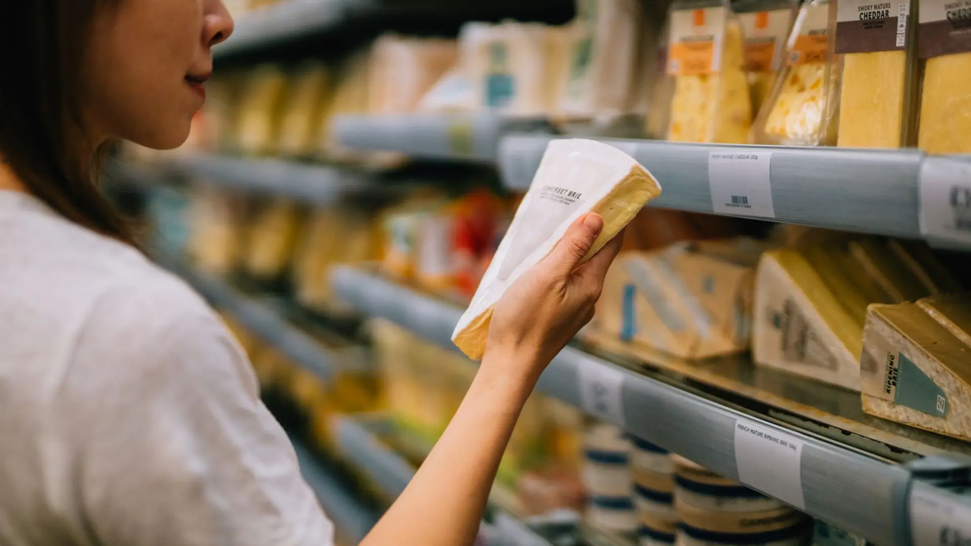 Comer queijo antes de dormir pode dar pesadelos? Entenda o que dizem os especialistas