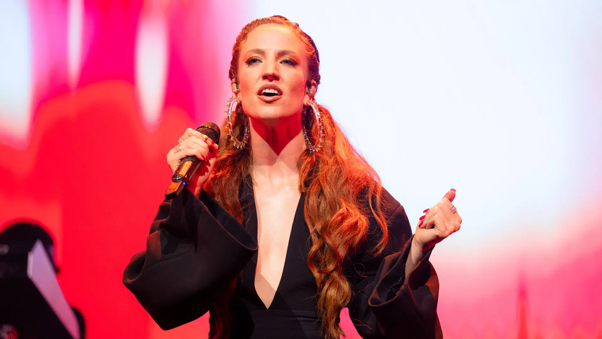 Quem é Jess Glynne, a voz por trás do hit viral do anúncio da “Jet2 Holidays”?
