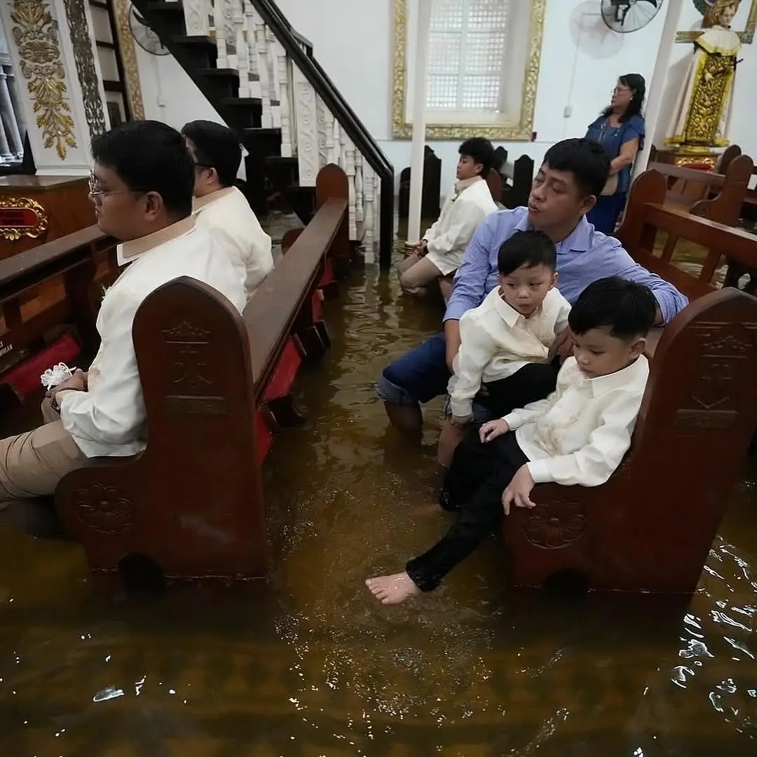 Casamento à prova de tufão: casal troca alianças com água pelos joelhos nas Filipinas