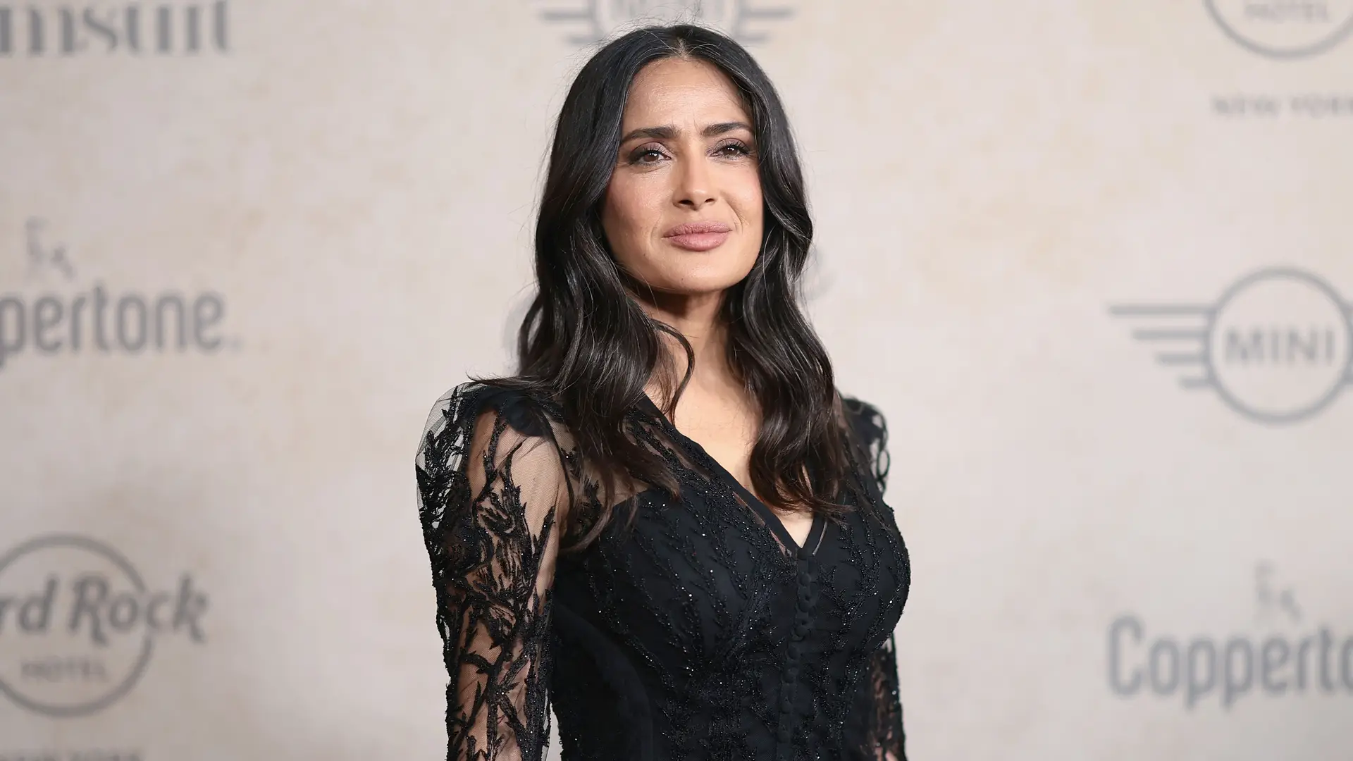 O truque inesperado de Salma Hayek para os cabelos brancos