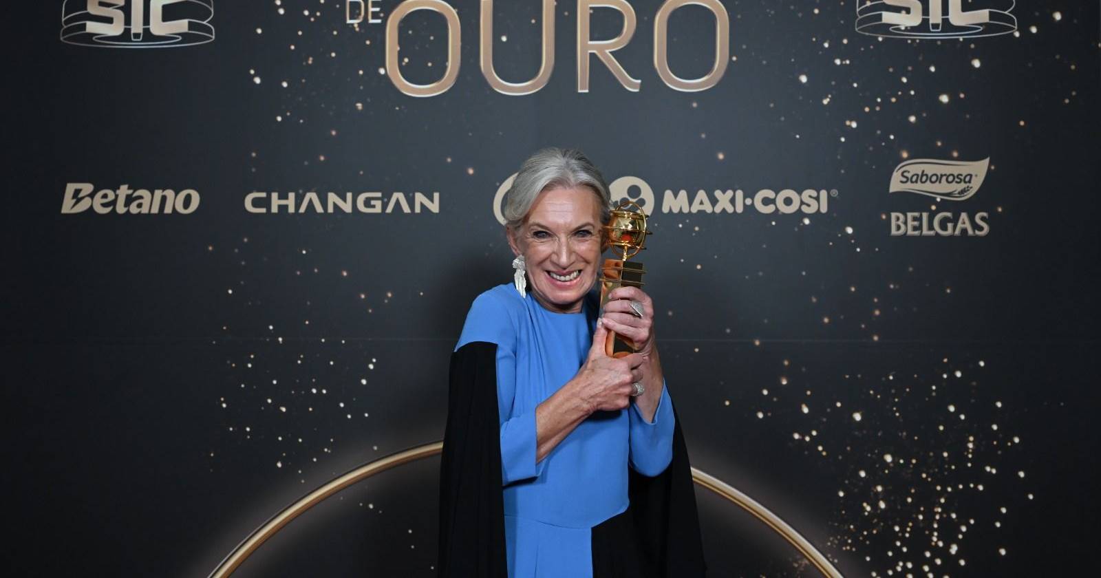 Custódia Gallego recebe o Globo de Ouro de melhor Atriz de Teatro pela peça "A Médica"