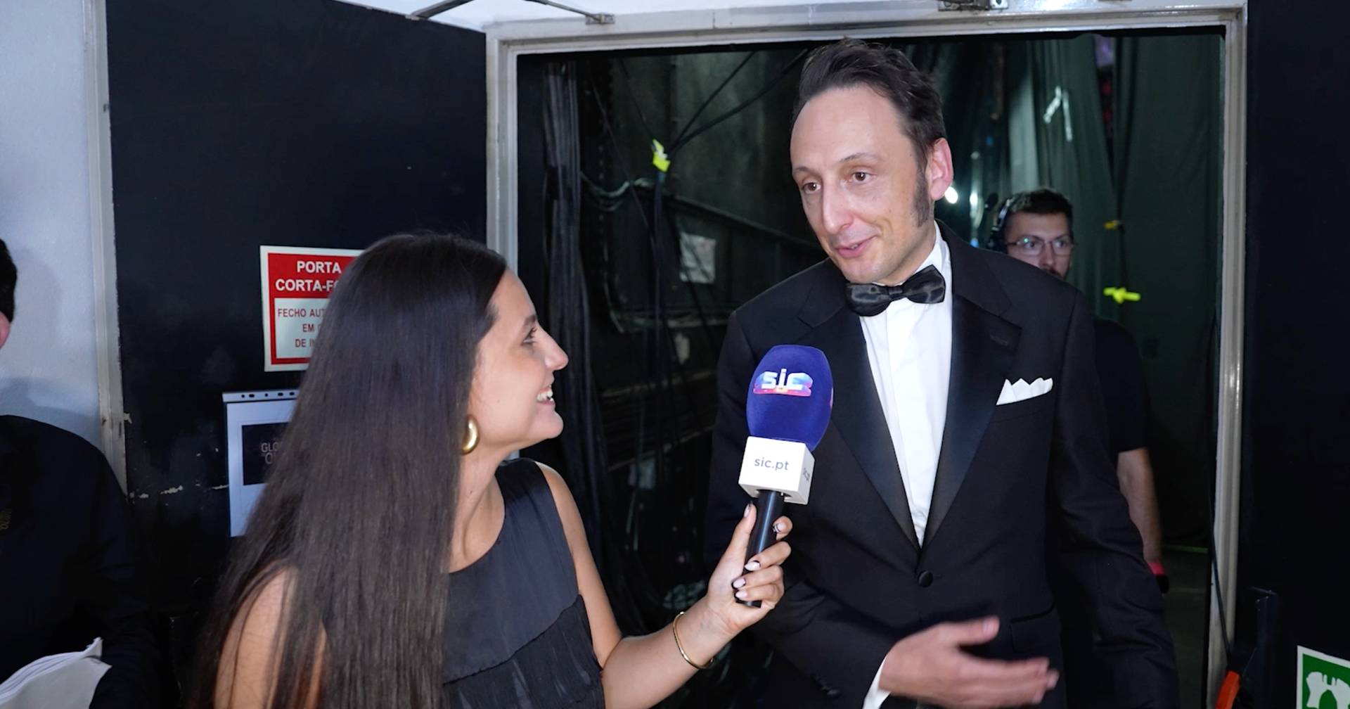 Após sair do palco com o globo de ouro na mão, Samuel Úria revela: "Consigo pagar a renda com..."