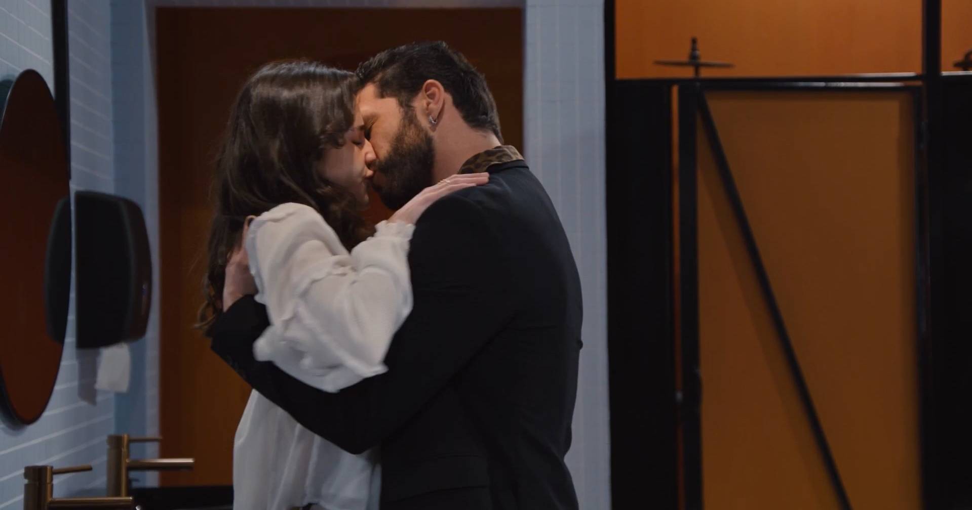 Amor no meio do caos! Heitor beija Marta: “Dói cada segundo que não sei de  ti“