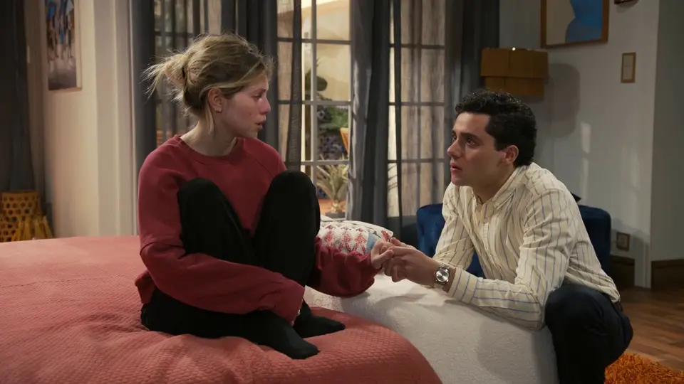 Emocionante! Bernardo volta para os braços de Teresinha: "Devia ter-te  protegido"