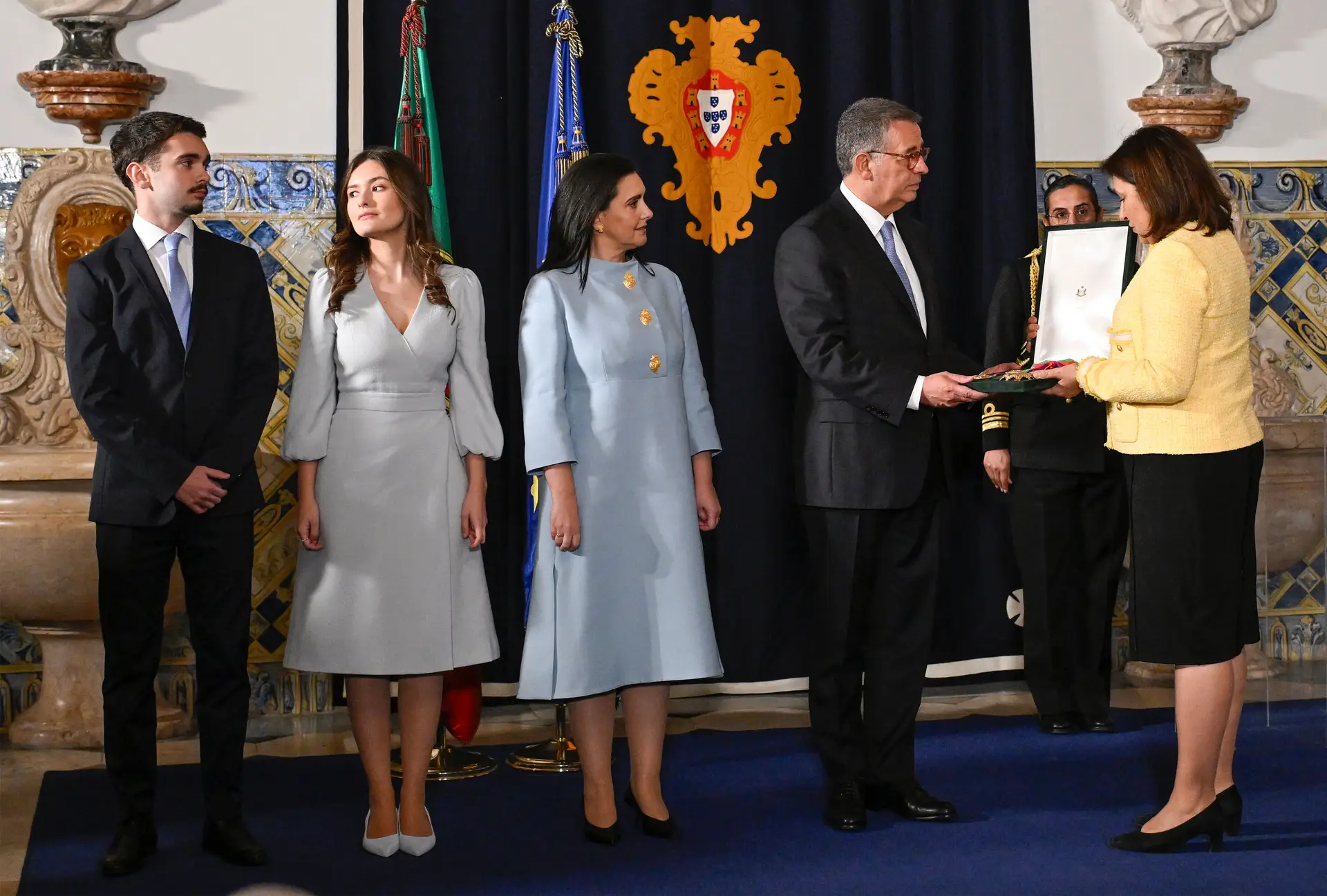 Azul e Corações de Viana: o significado do look de Margarida Maldonado Freitas na tomada de posse de Seguro - SIC