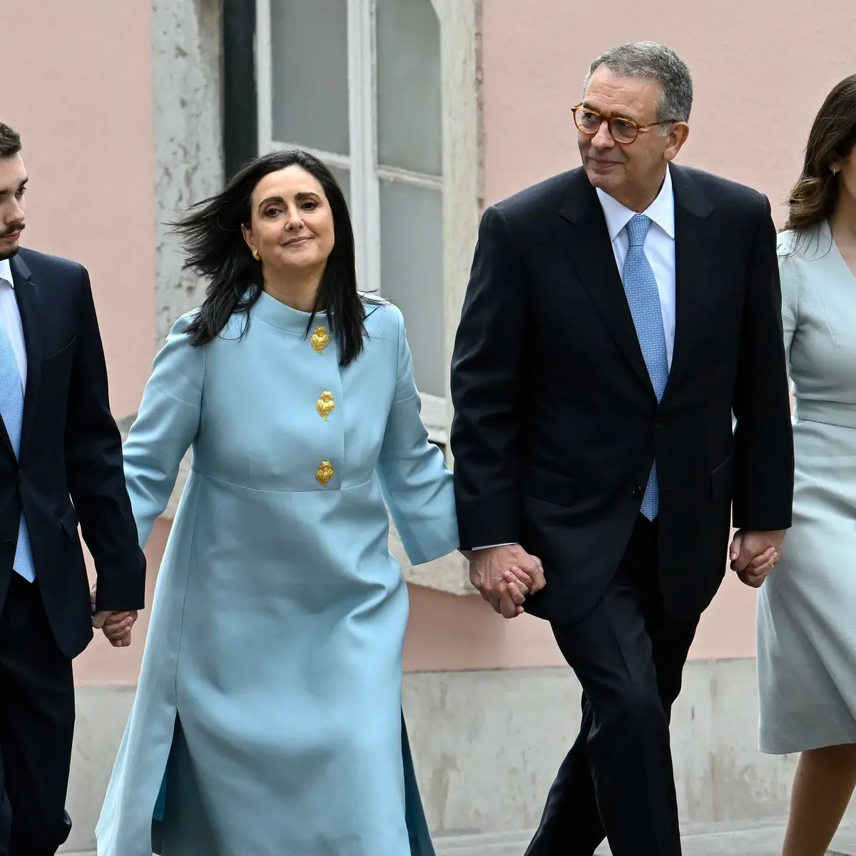 Azul e Corações de Viana: o significado do look de Margarida Maldonado Freitas na tomada de posse de Seguro - SIC