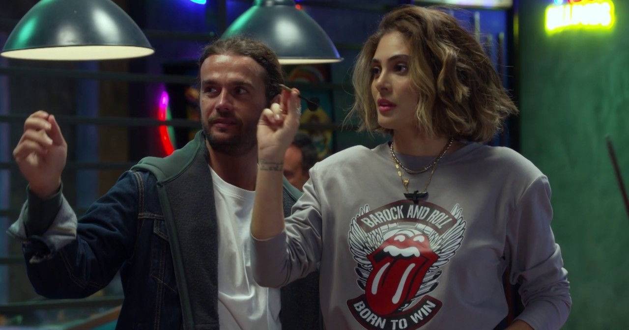 Renato "ajuda" Joana a jogar às setas: "Queres acertar mais?"