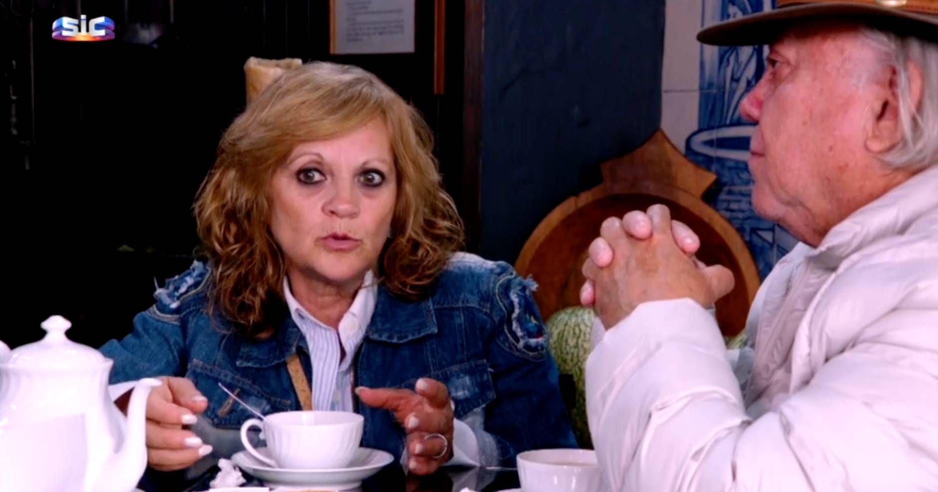 Carlos explode com pergunta de Quinita sobre a filha: "Prefiro não  responder"