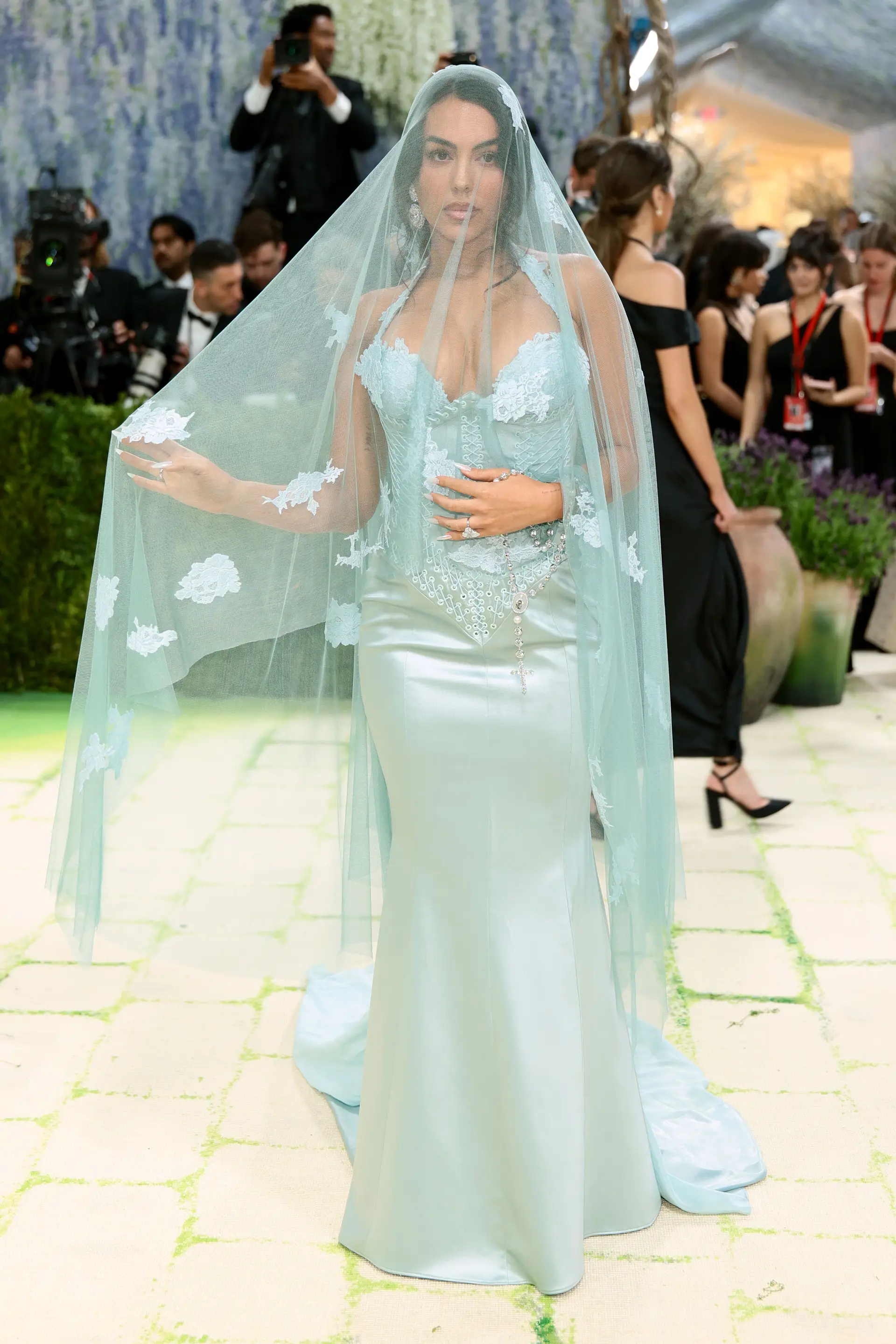 Entre fé e moda: Georgina Rodríguez homenageia Nossa Senhora de Fátima na Met Gala