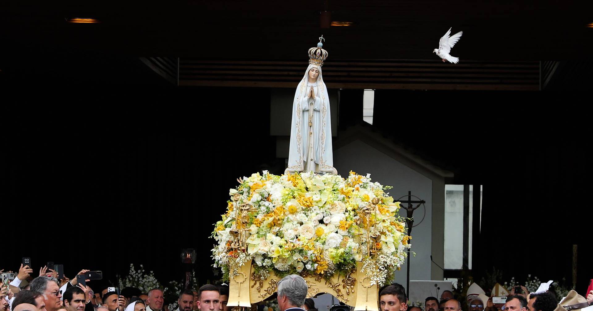 A Fé que move multidões: As imagens do 13 de Maio em Fátima - SIC
