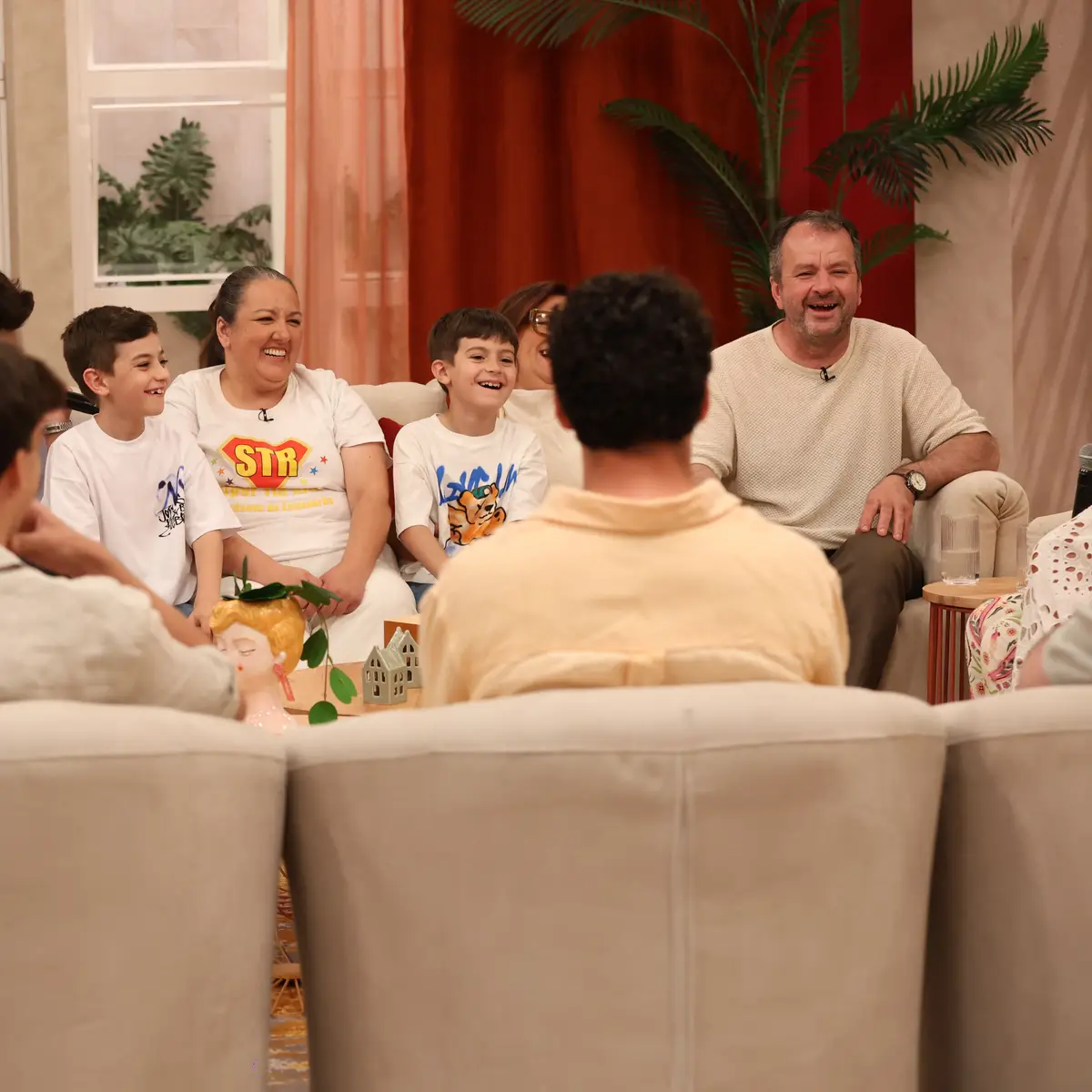Manhã de Notícias: Emoção na Televisão e Histórias de Heróis Inesperados