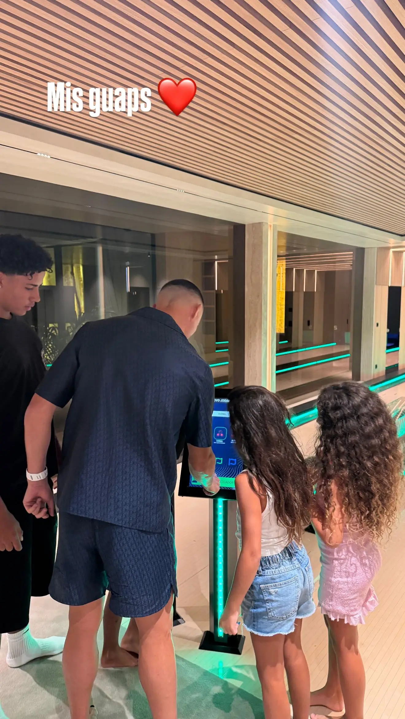 Cristiano Ronaldo ao lado dos filhos