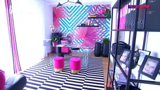 Posso Entrar? - Casa com uma sala de cinema e um escritório que é uma explosão de cores