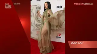 "Ela viu um cortinado, pegou, deu duas voltas e foi!" - Análise aos looks do iHeartRadio Music Awards